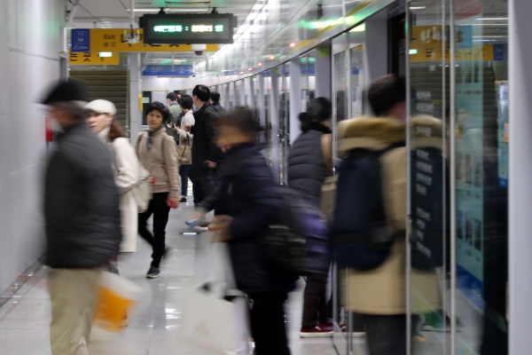 분당선 서울숲역에서 시민들이 열차를 이용하는 모습. / 사진=연합뉴스
