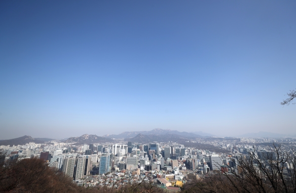 서울 미세먼지 농도가 보통을 기록한 22일 서울 남산공원에서 바라본 서울 도심이 비교적 맑은 모습을 보이고 있다