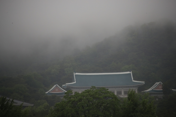 청와대 뒤 북악산이 구름으로 덮여 있다. / 사진=연합뉴스