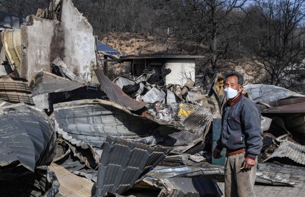 지난 5일 오후 강원도 속초시 장사동 장천마을에서 산불 피해를 입은 이재민이 소실된 건물을 보고 있다. / 사진=연합뉴스