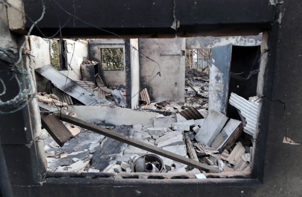 지난 7일 산불로 큰 피해를 입은 강원 고성군 토성면 용촌리의 한 가옥이 불에 타 폐허로 남아 있다. / 사진=연합뉴스
