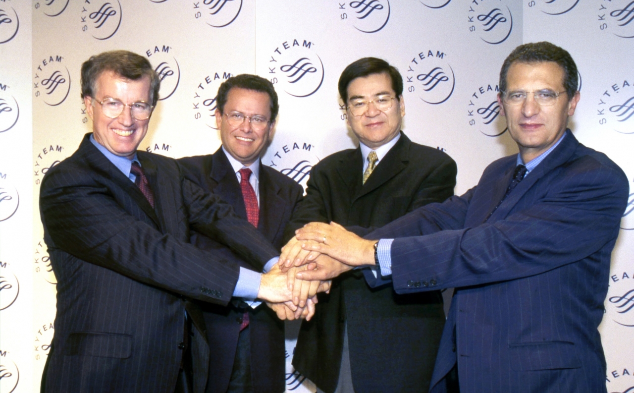 2000년 6월 22일, 스카이팀 창설당시 조양호 회장(왼쪽 세번째). / 사진=대한항공