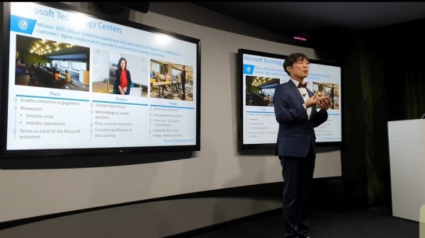 8일 서울시 종로구 한국마이크로소프트 광화문 본사에서 이사가 설명하고 있다. / 사진=윤시지 기자