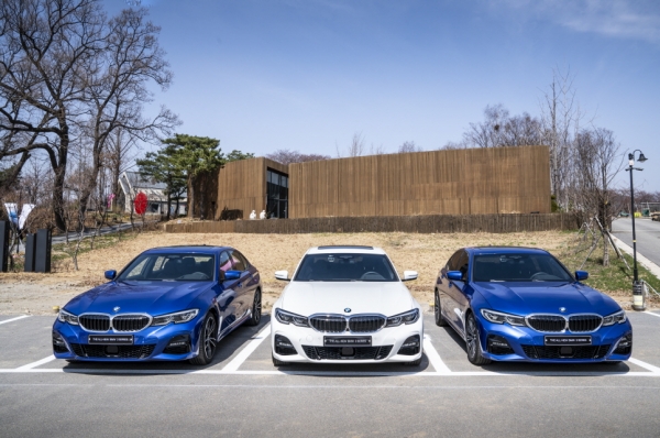 BMW 뉴 330i(중간)와 뉴 320d(양쪽). / 사진=BMW 코리아