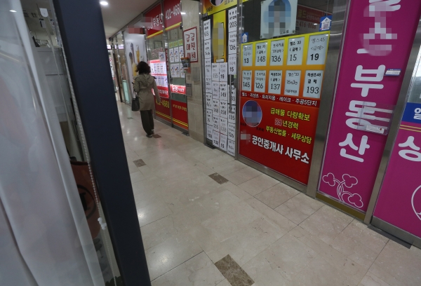 ​23일 부동산 업계에 따르면 서울 새 아파트 시장에서 전세값이 약세를 보이고 있다. 정부의 대출 규제 속에서 자금 마련 압박을 견디지 못한 집주인들이 시세보다 저렴한 전셋집을 내놓고 있기 때문이다. / 사진=연합뉴스