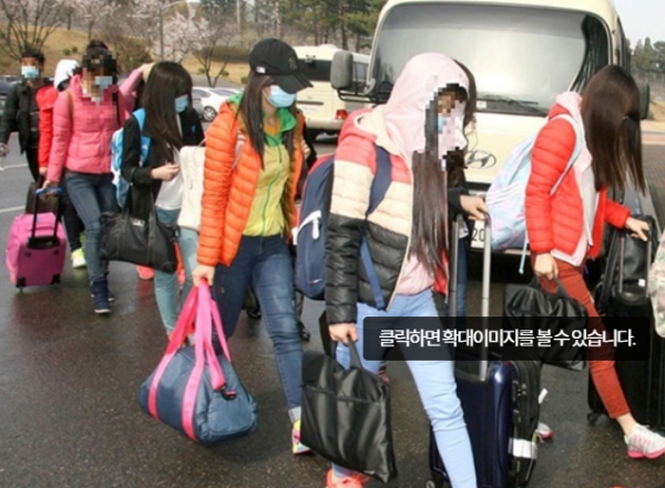 사진은 2016년 4월 7일 중국 북한식당에서 탈북한 13명이 인천공항을 통해 입국한 후 모처에 도착해 숙소로 걸어들어가는 모습. / 사진=연합뉴스