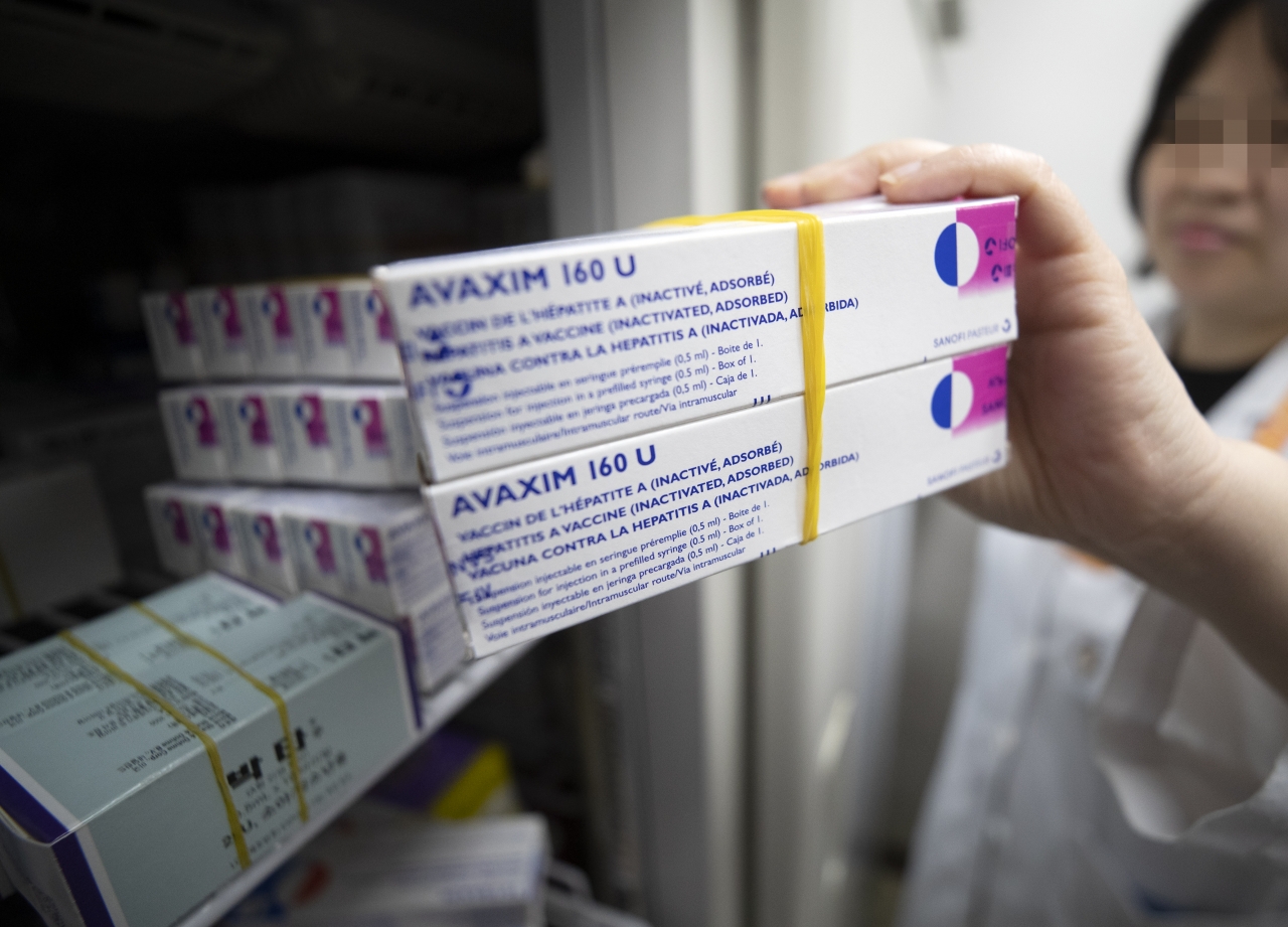 A형간염이 빠른 확산을 보이고 있는 30일 오전 서울의 한 병원 관계자가 A형 간염 백신을 들어 보이고 있다. / 사진=연합뉴스