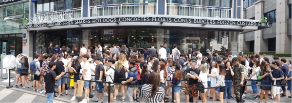 지난 2016년 8월 '쉐이크쉑' 강남점 앞에 고객들이 줄을 선 채 주문 순서를 기다리고 있다. /사진=연합뉴스