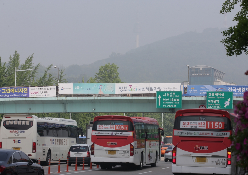 서울 한남대교 북단에서 출근길 시민들을 태운 광역버스들이 도로 위를 지나고 있다. / 사진=연합뉴스