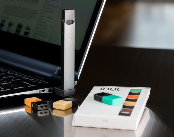 쥴(JUUL) 본체 충전은 USB 형태의 충전기를 통해 가능하다. /사진=셔터스톡(shutterstock)