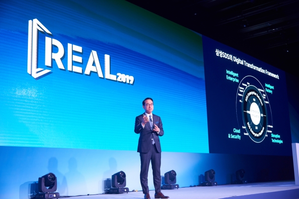 홍원표 삼성SDS 대표이사가 8일 서울 신라호텔에서 개최된 'REAL 2019'에서 'Digital Transformation in the Real World' 주제로 첫 번째 기조연설을 하고 있다. / 사진=삼성SDS