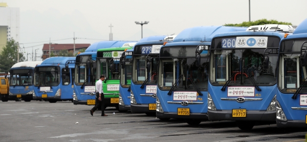 전국 규모의 버스파업을 이틀 앞둔 13일 서울의 한 공영차고지에 버스가 주차돼 있다. / 사진=연합뉴스