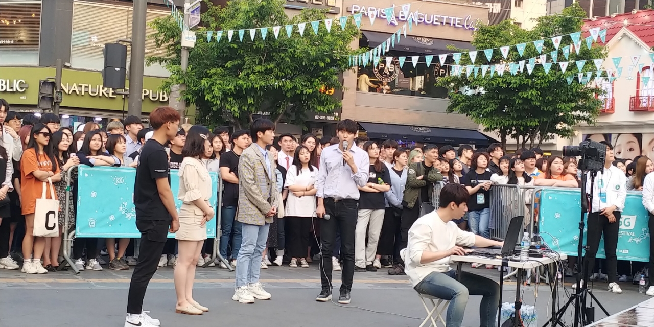 지난 12일 서대문구 신촌 연세로에서 ‘창현의 KT 5G 거리 노래방’이 진행되고 있다. / 사진=변소인 기자