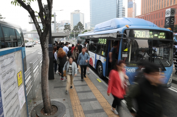 15일 오전 서울역버스환승센터. 버스들이 정상 운행 중이다. / 사진=연합뉴스