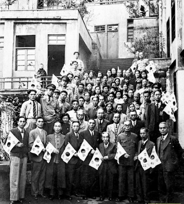 중국 충칭의 대한민국 임시정부에서 광복을 맞이한 김구 선생(앞줄 왼쪽 다섯번째)과 임정 요인들이 환국을 앞둔 1945년 11월 3일 촬영한 사진. / 이미지=보훈처, 국사편찬위원회