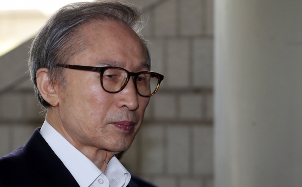 뇌물·횡령 등 혐의로 1심에서 징역 15년을 선고받은 이명박 전 대통령이 지난 10일 오전 서울 서초구 서울고법에서 열린 속행공판에 출석하기 위해 법정으로 향하고 있다. /사진=연합뉴스
