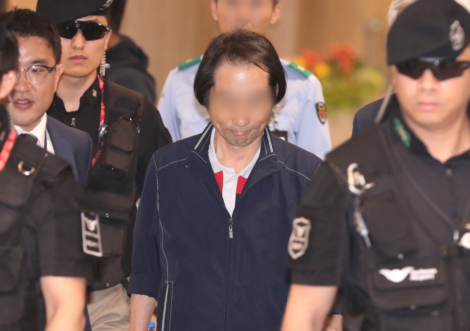 작년 7월 리비아에서 무장세력에 납치됐던 한국인 주 모 씨(가운데)가 피랍 315일 만에 석방돼 18일 오전 인천공항을 통해 귀국하고 있다 / 사진=연합뉴스