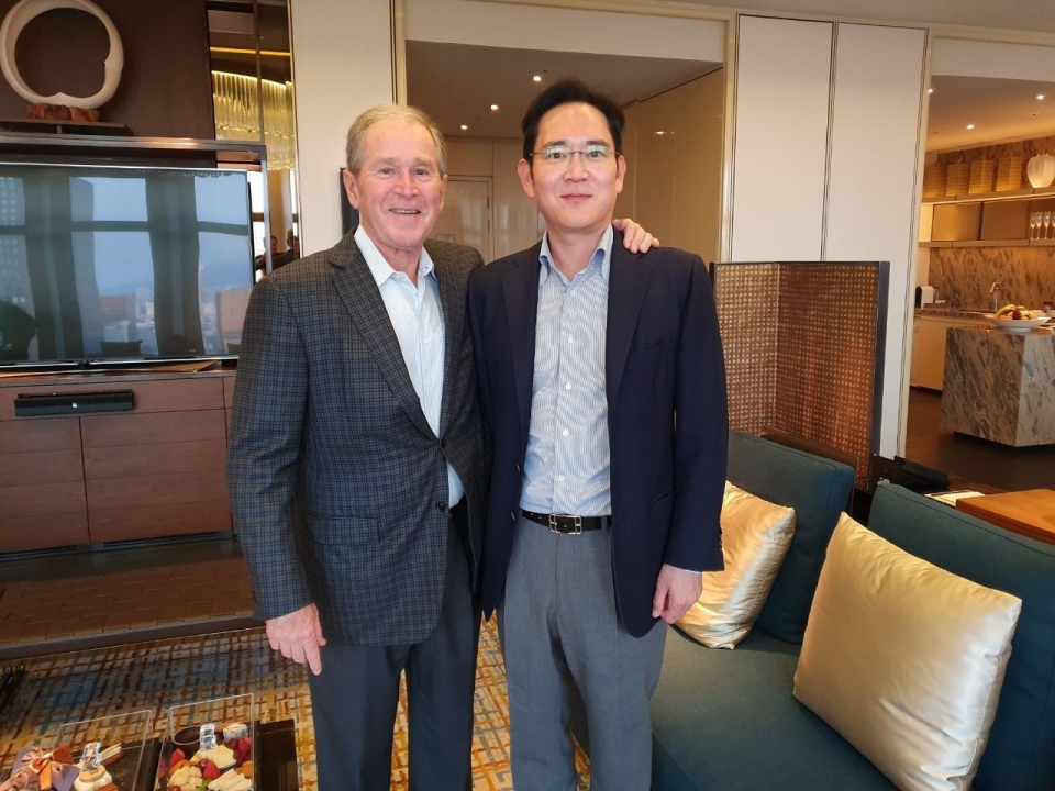 22일 서울 광화문 한 호텔에서 만난 조지 부시 전 미국 대통령(왼쪽)과 이재용 삼성전자 부회장. / 사진=삼성전자