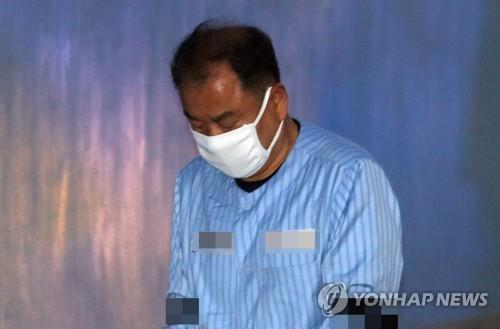 지난해 7월 19일 이우현 자유한국당 의원이 1심 선고를 받기 위해 호송차에서 내려 서울중앙지법에 들어서고 있다. / 사진=연합뉴스