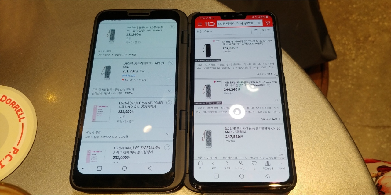 LG전자 V50씽큐와 듀얼스크린을 활용해서 쇼핑 앱과 포털에서 가격을 비교하는 모습. / 사진=변소인 기자