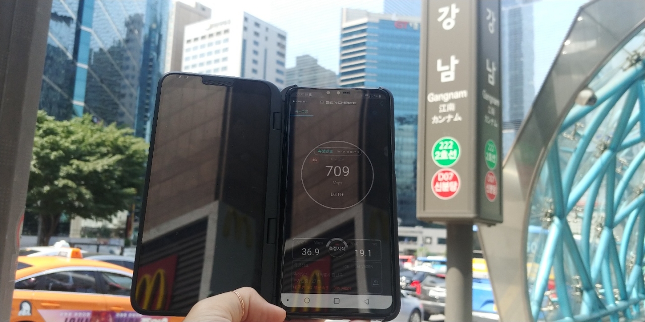 4일 강남역 부근에서 LG유플러스 5G 통신 속도를 측정했다. / 사진=변소인 기자