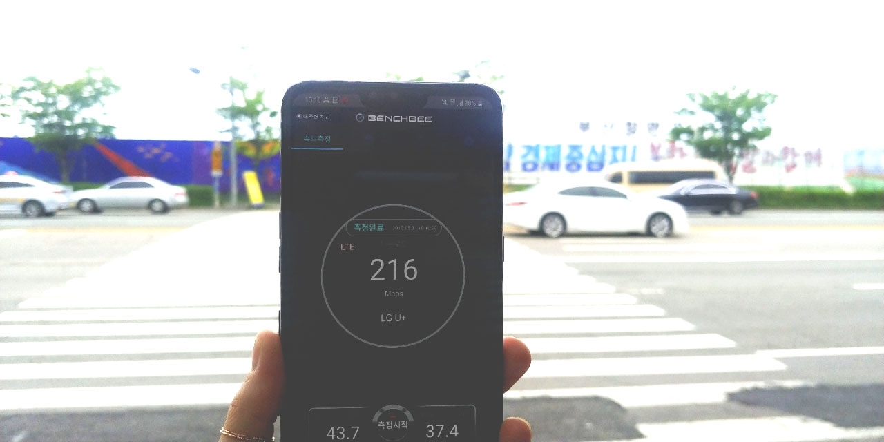 지난달 31일 부산역 근처에서 LG전자 V50씽큐로 LG유플러스 5G 속도를 벤치비 앱을 통해 측정했다. 5G 신호가 잡히지 않아 LTE로 측정됐다. / 사진=변소인 기자