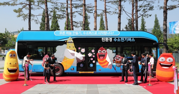 문재인 대통령이 5일 창원컨벤션센터 인근에서 수소 버스 제막식에 참석하고 있다. 수소 버스에는 국내 애니메이션 '라바'의 캐릭터가 그려져 있다. / 사진=연합뉴스