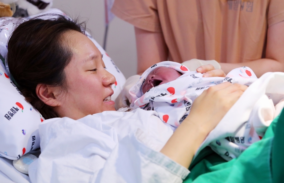 서울의 한 병원에서 2018년 1월 1일 처음으로 태어난 아기가 엄마의 품에 안겨있다. / 사진=연합뉴스