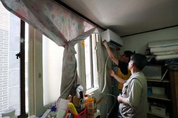 지난 5일 서울시 관계자들이 서울 금천구의 한 주택에 에어컨을 설치하고 있다. /사진=연합뉴스