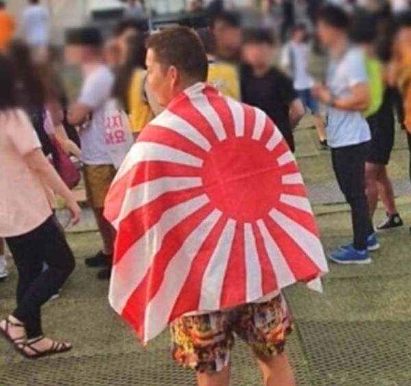‘울트라 코리아 2019’에서 전범기(욱일기)를 몸에 두르고 돌아다니는 일본인. / 사진=서경덕 성신여대 교수 SNS 갈무리