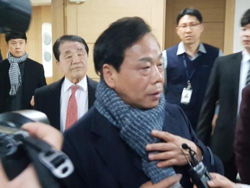 이완영 자유한국당 의원이 지난 2월 19일 항소심 선고를 마치고 법정에서 나오고 있다. / 사진=연합뉴스