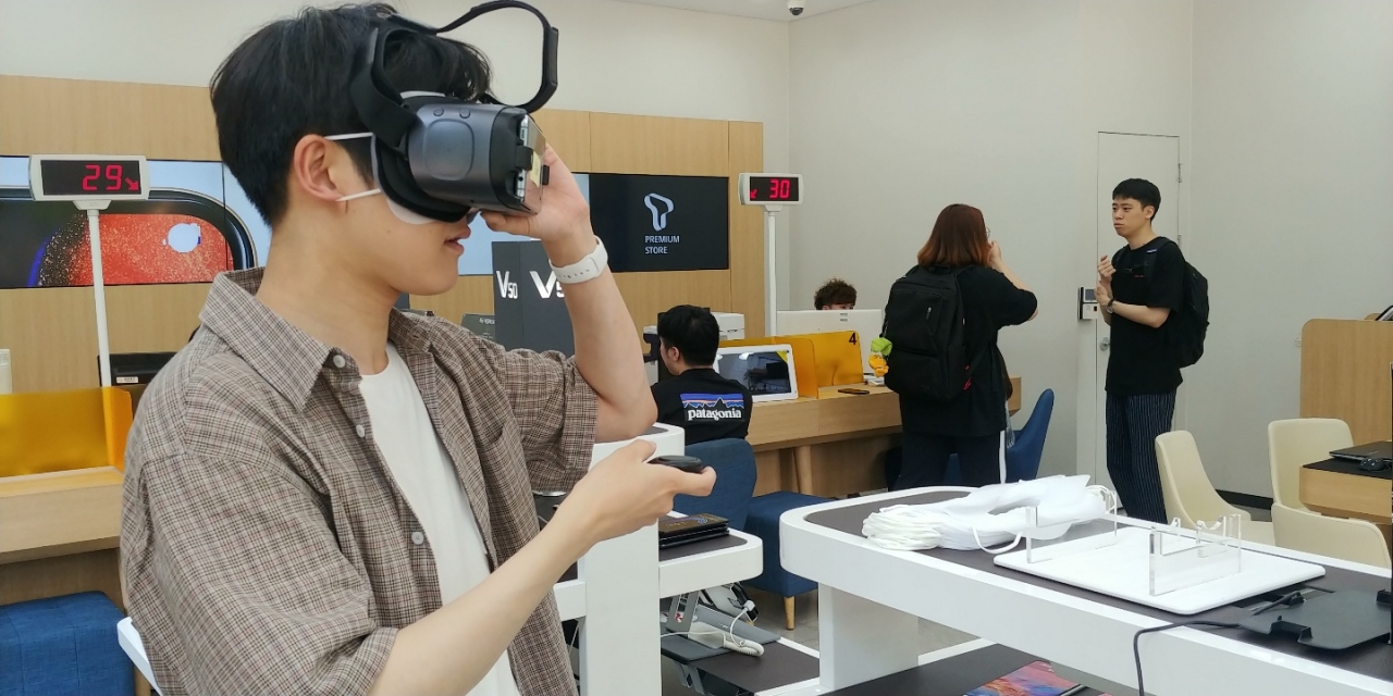 13일 서울 종로구 티월드 PS&MS 광화문직영점에서 VR 체험이 이뤄지고 있다. / 사진=변소인 기자