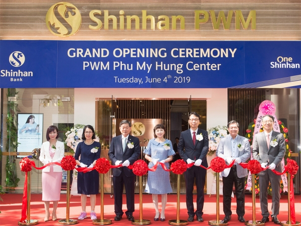 신한베트남은행은 지난 4일 호치민 푸미흥 지역에 ‘신한PWM 푸미흥 센터’를 열고 개점식을 진행했다/사진=신한은행