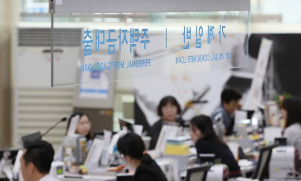 금융당국은 16일 제2금융권에서 총부채원리금상환비율(DSR)을 도입하겠다고 밝혔다. 사진은 서울의 한 시중은행. / 사진=연합뉴스