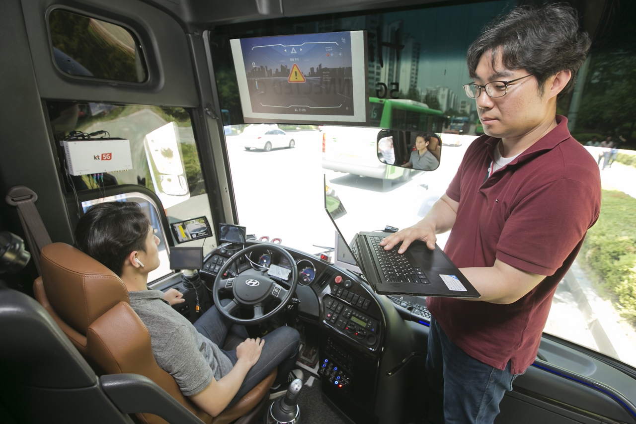 KT가 자율주행 버스를 활용해 서울 강북 지역에서 5G-V2X 기술을 실증하고 있다. / 사진=KT