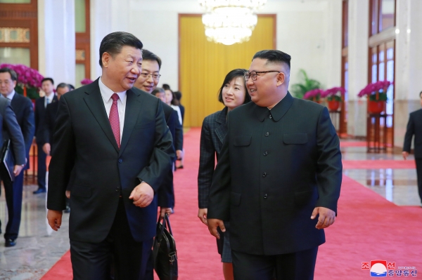 중국 시진핑 국가주석이 오는 20~21일 북한을 국빈방문한다. 사진은 지난해 6월 방중한 김 위원장이 시 주석과 대화하는 모습. / 사진=연합뉴스