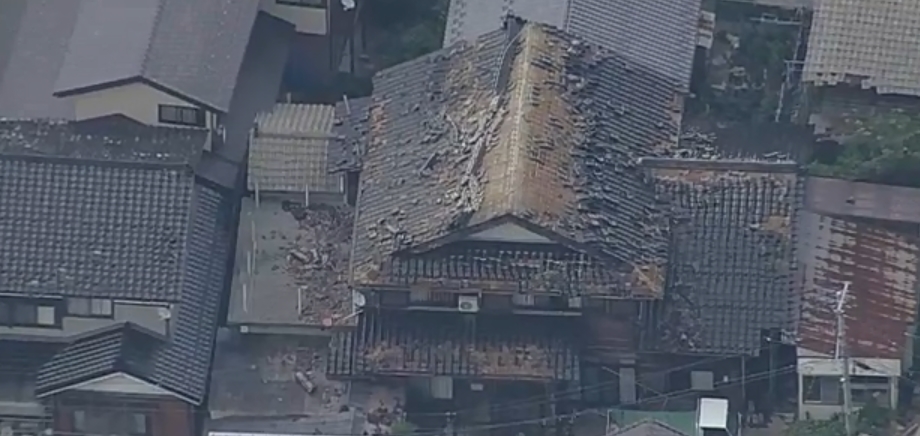 일본 야마가타현 쓰루오카시 한 주택의 기와가 18일 밤 지진 영향으로 떨어져 나갔다. (제공 NHK) / 사진=연합뉴스