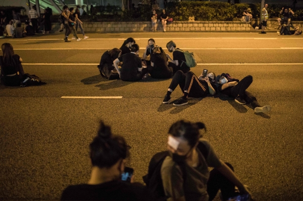 21일(현지시간) 홍콩 정부 본부 인근 도로에서 시위대가 휴식을 취하고 있다. /사진=AFP, 연합뉴스