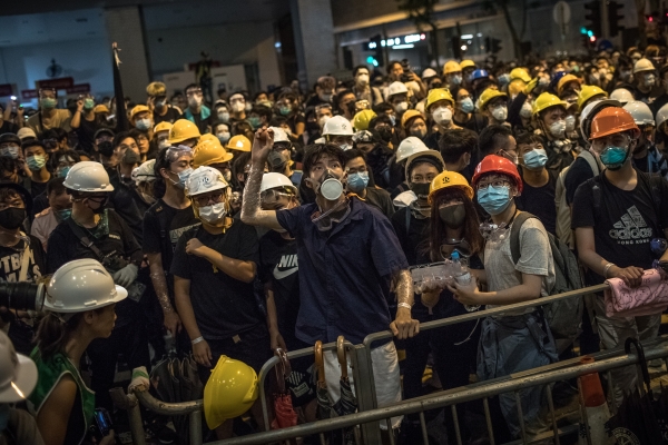 21일(현지시간) 홍콩 경찰 본부 앞에서 열린 집회 도중 한 시위자가 경찰을 향해 계란을 던지고 있다. /사진=EPA, 연합뉴스