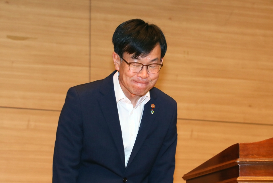 신임 청와대 정책실장에 임명된 김상조 공정거래위원장이 21일 세종시 정부세종청사 공정거래위원회에서 열린 이임식에서 직원들에게 인사하고 있다. / 사진=연합뉴스