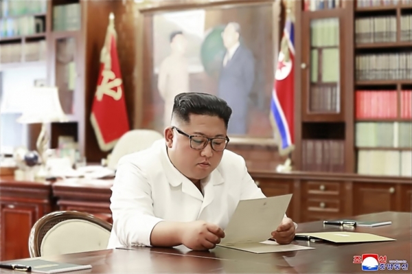 조선중앙통신이 지난 23일 홈페이지에 공개한 사진에서 김정은 북한 국무위원장이 집무실로 보이는 공간에서 트럼프 대통령의 친서를 읽는 모습. / 사진=연합뉴스