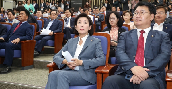 자유한국당 나경원 원내대표(가운데)가 24일 오후 국회에서 열린 의원총회에 참석해 자리하고 있다. / 사진=연합뉴스
