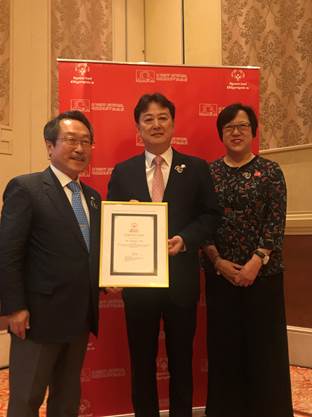 지난 21일 마카오 샌즈 코타이 센트럴 리조트에서 열린 스페셜올림픽 동아시아 이사회 회의에서 부회장 취임식 직후 기념사진(좌측부터 김병덕 전 스페셜올림픽 동아시아 이사회 회장, 서창우 신임 동아시아 이사회 부회장, 프레다 펑(Freda M. Fung) 스페셜올림픽 동아시아 본부 대표 /사진=한국파파존스