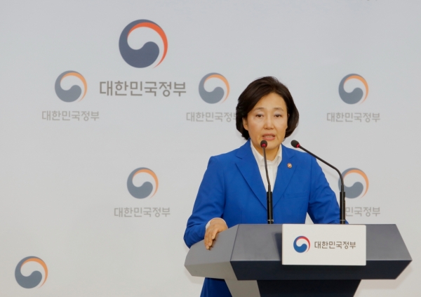 박영선 중소벤처기업부 장관이 지난 4월 정부서울청사에서 '지역특구법 시행 및 제1차 규제특례등 심의위원회 개최' 기자 브리핑을 하고 있다. /사진=중소벤처기업부