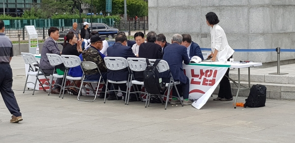 우리공화당 조원진 의원과 홍문종 의원, 당직자들이 26일 오전 서울 광화문 광장에 모여 대책회의를 진행하고 있다. / 사진=최성근 기자