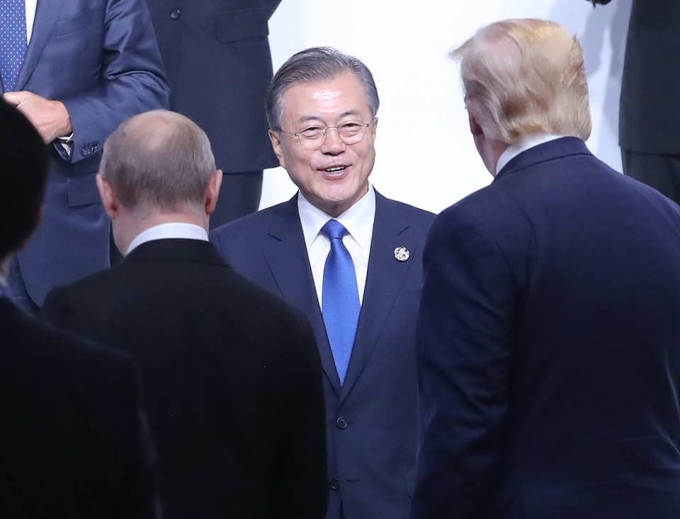 문재인 대통령이 28일 오전 인텍스 오사카에서 열린 G20 정상회의 공식환영식에서 기념촬영 전 트럼프 미국 대통령(오른쪽), 블라디미르 푸틴 러시아 대통령과 인사하고 있다. / 사진=연합뉴스