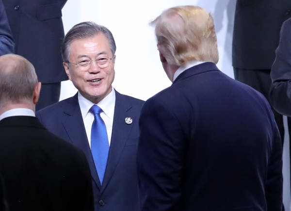 문재인 대통령이 28일 오전 인텍스 오사카에서 열린 G20 정상회의 공식환영식에서 기념촬영 전 트럼프 미국 대통령과 인사하고 있다. / 사진=연합뉴스