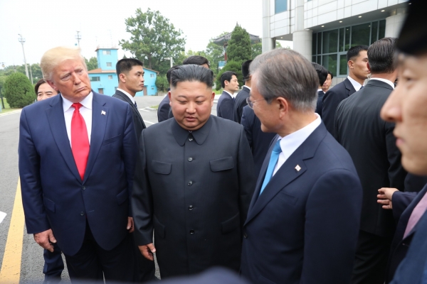 문재인 대통령이 30일 오후 도널드 트럼프 미국 대통령과 판문점을 방문해 김정은 북한 국무위원장을 만나고 있다. / 사진=연합뉴스