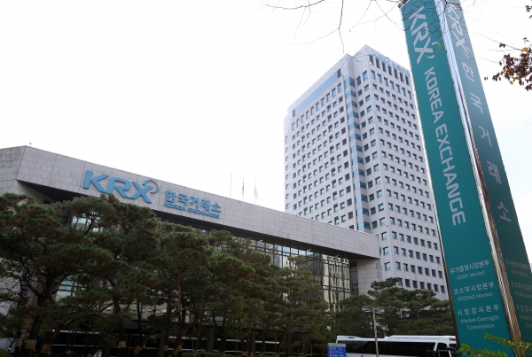 3일 한국거래소는 지난 1일부터 시행된 개정 코스닥시장 상장규정에 따라 NH투자증권과 한국투자증권의 외국기업 기술특례 상장주선인 자격을 내년 11월까지 제한하기로 했다고 밝혔다. / 사진=연합뉴스.