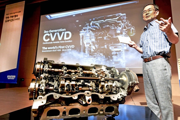 하경표 연구위원이 새로운 엔진 밸브 기술을 설명하고 있다. /사진=현대차